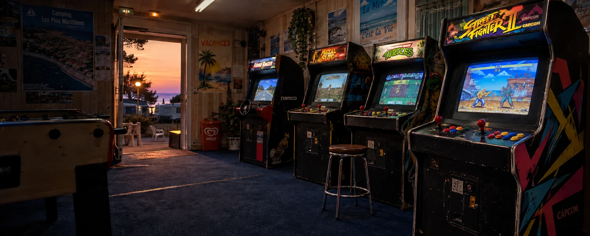 Bornes cathodiques, joysticks et lumière du soir dans une salle d’arcade de camping