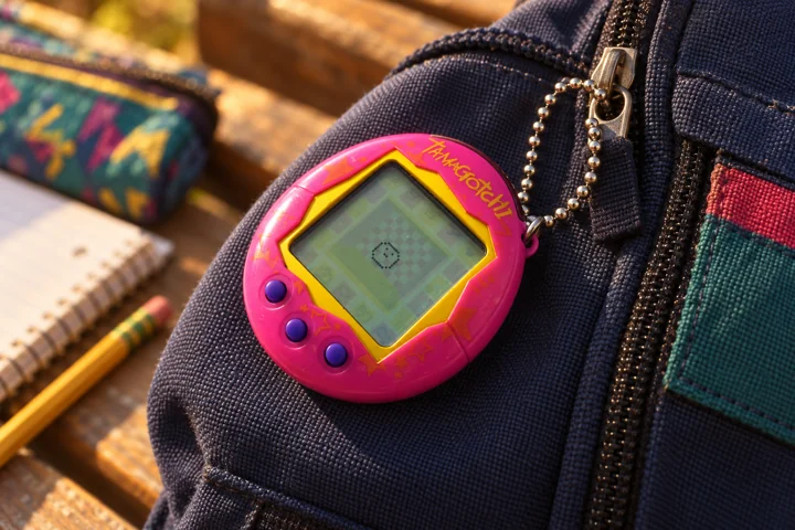 Un Tamagotchi accroché au cartable, scène reconstituée